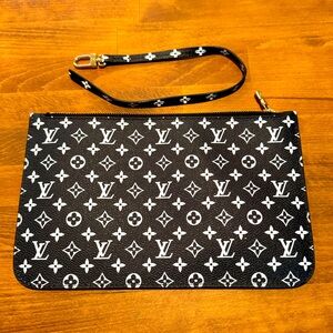 Louis Vuitton Neverfull MM Pouch with Strap Limited Edition Authentic Pochette